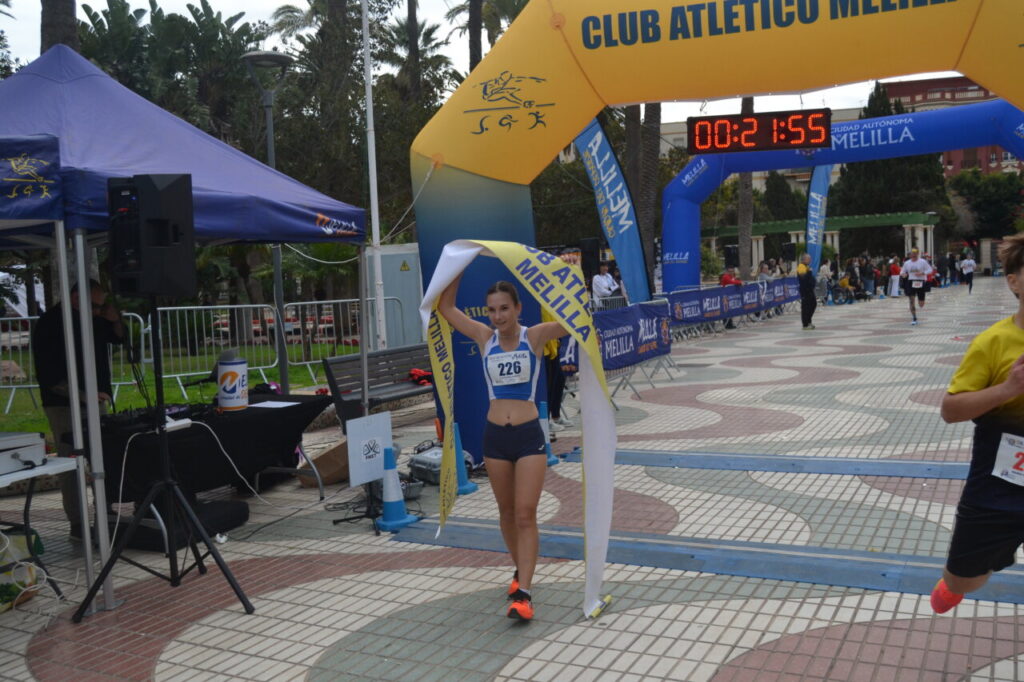 Atleta cruzando la meta en la San Silvestre de Melilla 2025