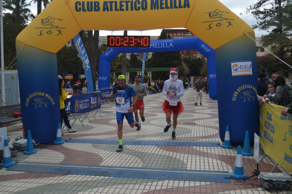 Corredores cruzando la meta en la San Silvestre de Melilla 2025