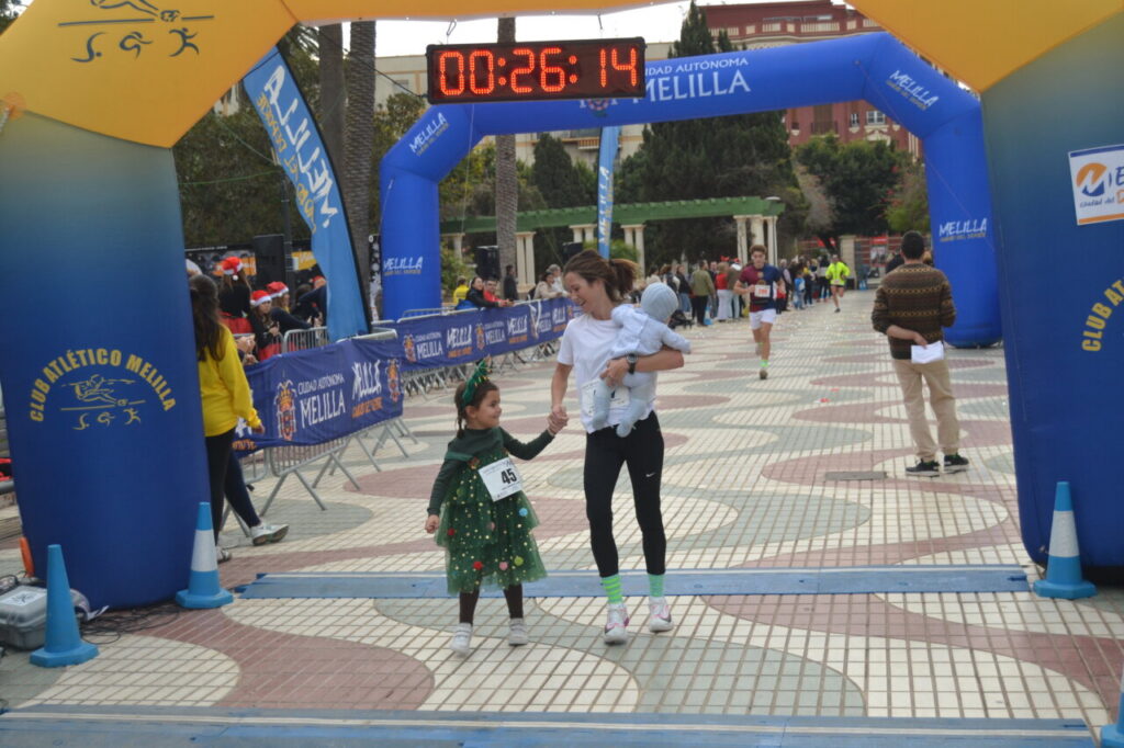 Participantes en la carrera San Silvestre de Melilla con disfraces festivos.