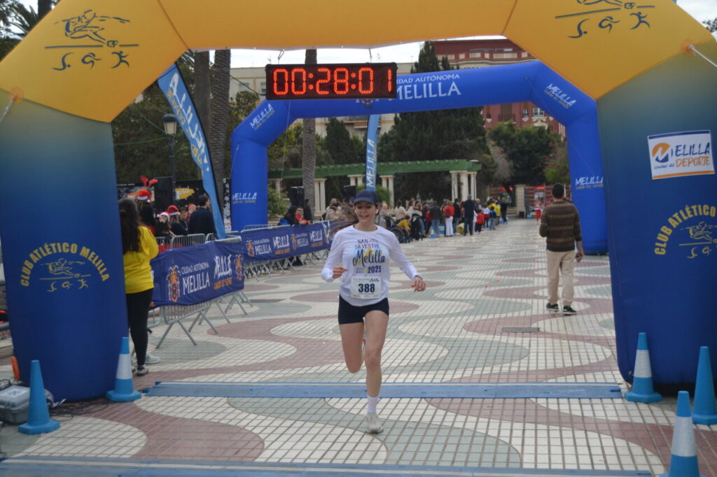 Corredora cruzando la meta en la San Silvestre de Melilla 2025