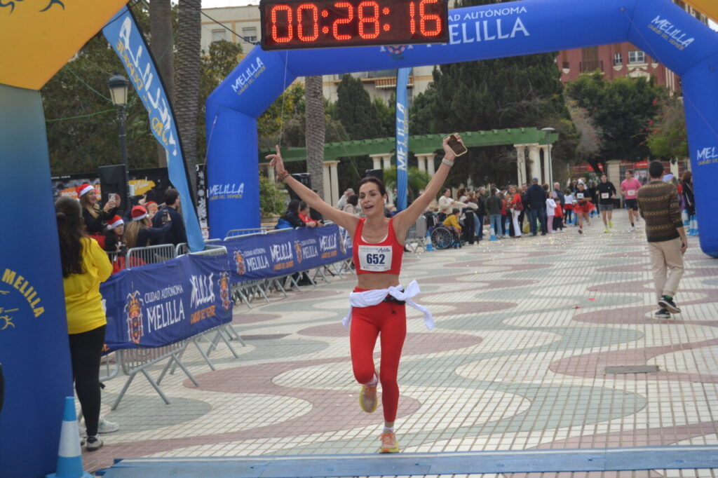 Corredora celebrando su victoria en la San Silvestre de Melilla 2025