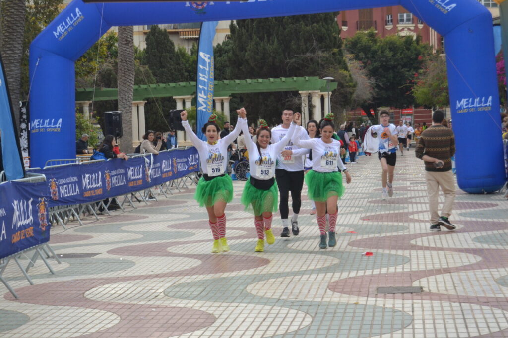 Participantes de la San Silvestre de Melilla corriendo con disfraces coloridos