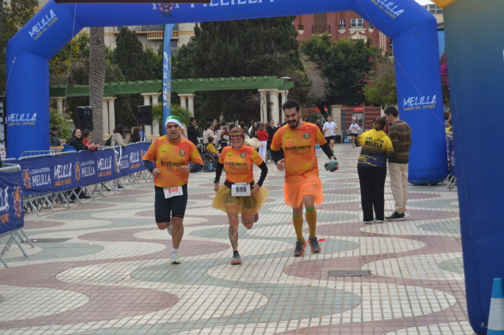 Corredores disfrazados en la San Silvestre de Melilla 2025
