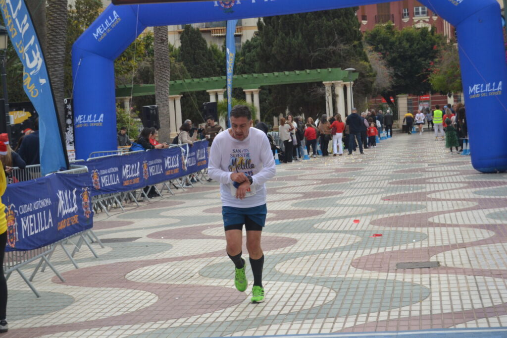 Corredor en la San Silvestre de Melilla cruzando la meta