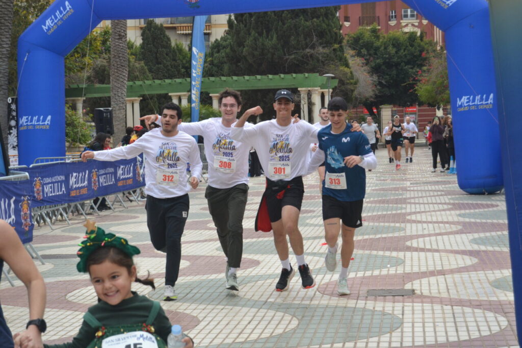 Grupo de corredores celebrando en la San Silvestre de Melilla 2025