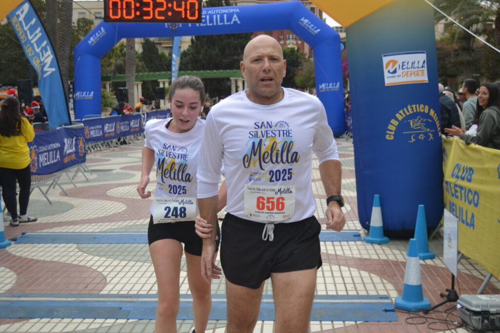Corredores cruzando la meta en la San Silvestre de Melilla 2025