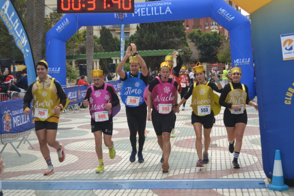 Corredores en la San Silvestre de Melilla con disfraces festivos