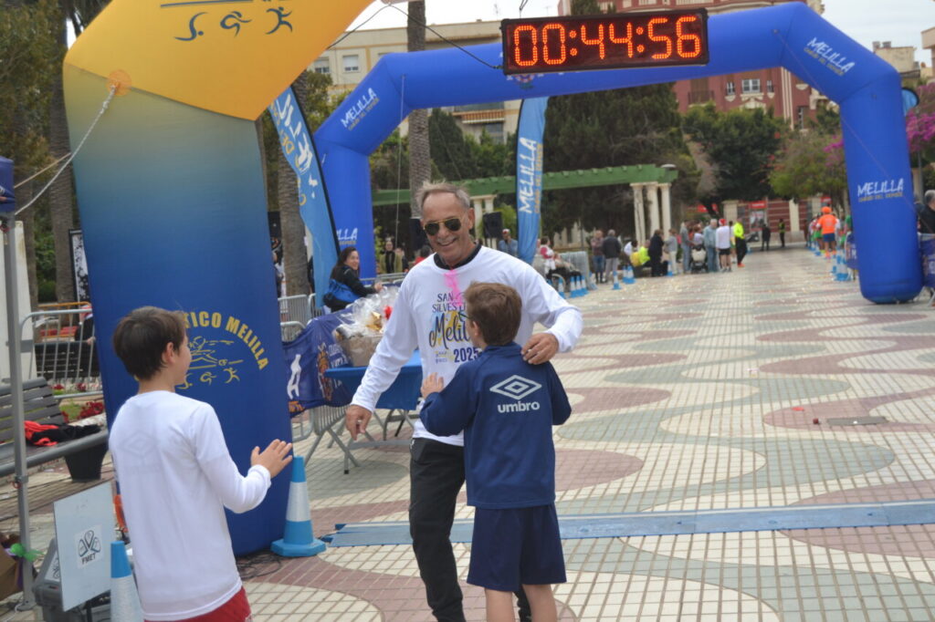 Participantes de la San Silvestre de Melilla celebrando en la meta