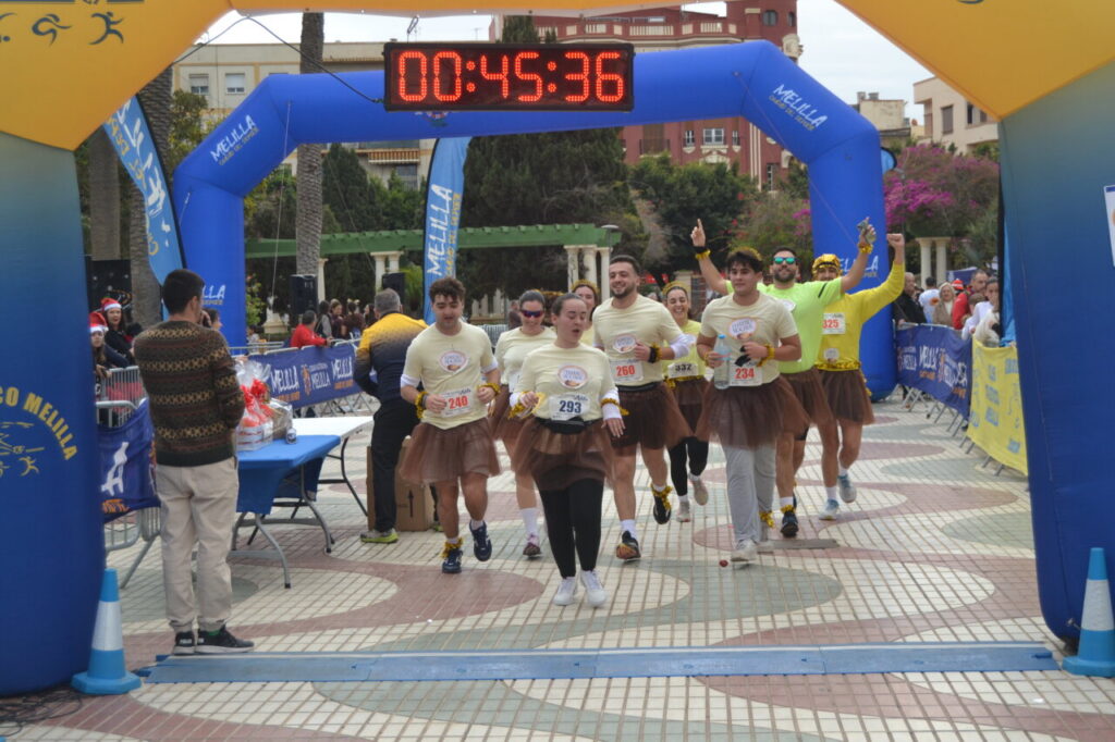 Participantes de la San Silvestre de Melilla cruzando la meta en disfraces