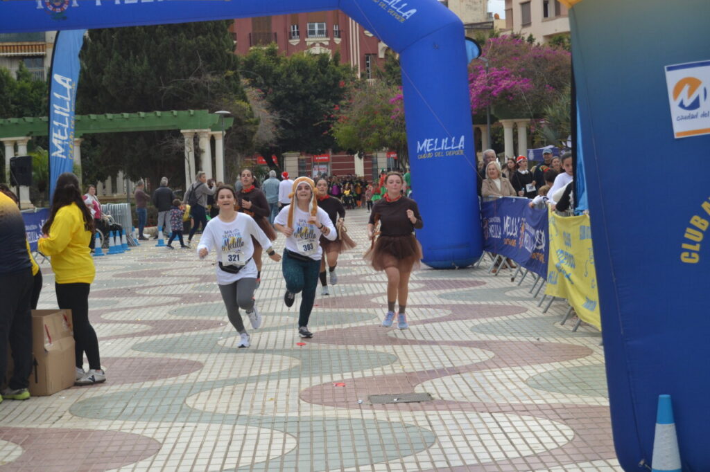 Corredores en la San Silvestre de Melilla con disfraces y ambiente festivo