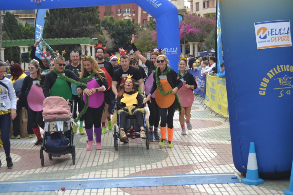 Participantes en la carrera San Silvestre de Melilla con disfraces coloridos.