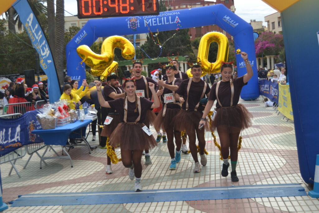 Participantes de la San Silvestre de Melilla celebrando en la meta