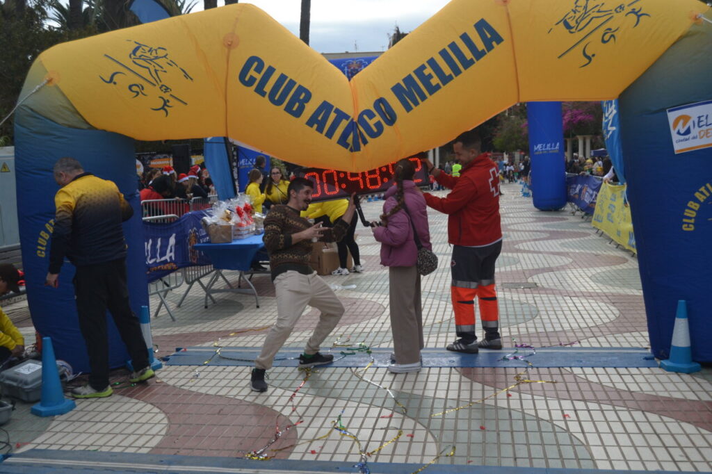 Participantes celebrando en la meta de la San Silvestre de Melilla