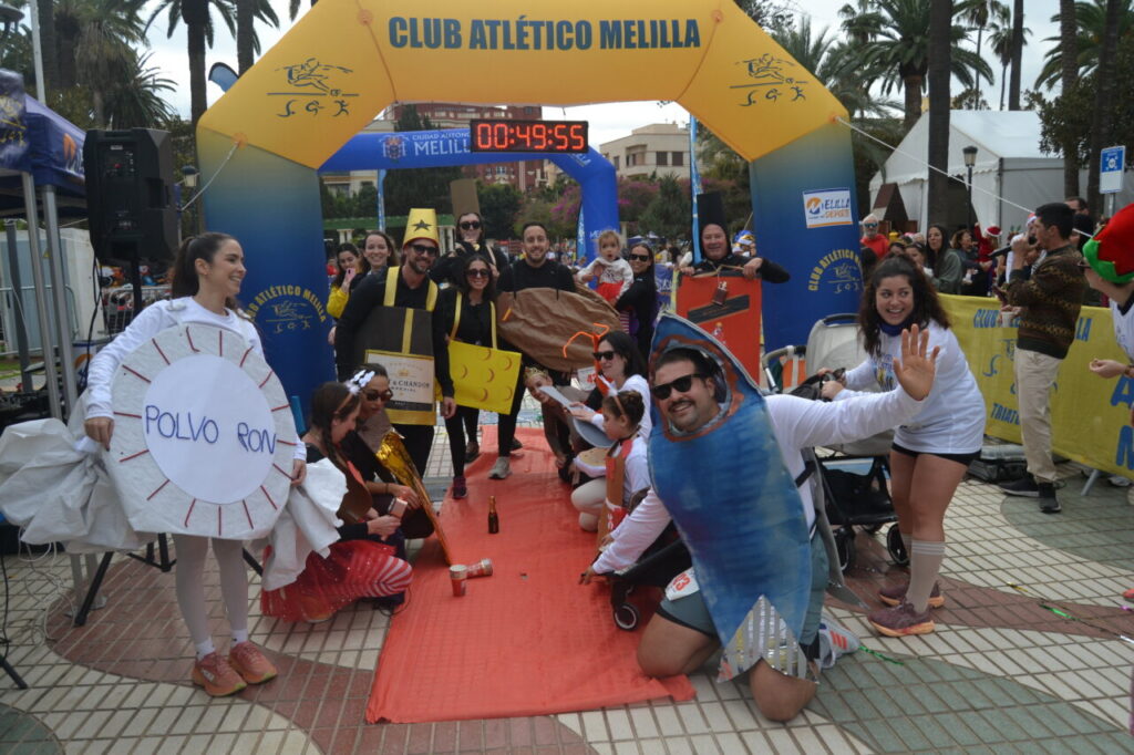 Participantes disfrazados en la carrera San Silvestre de Melilla