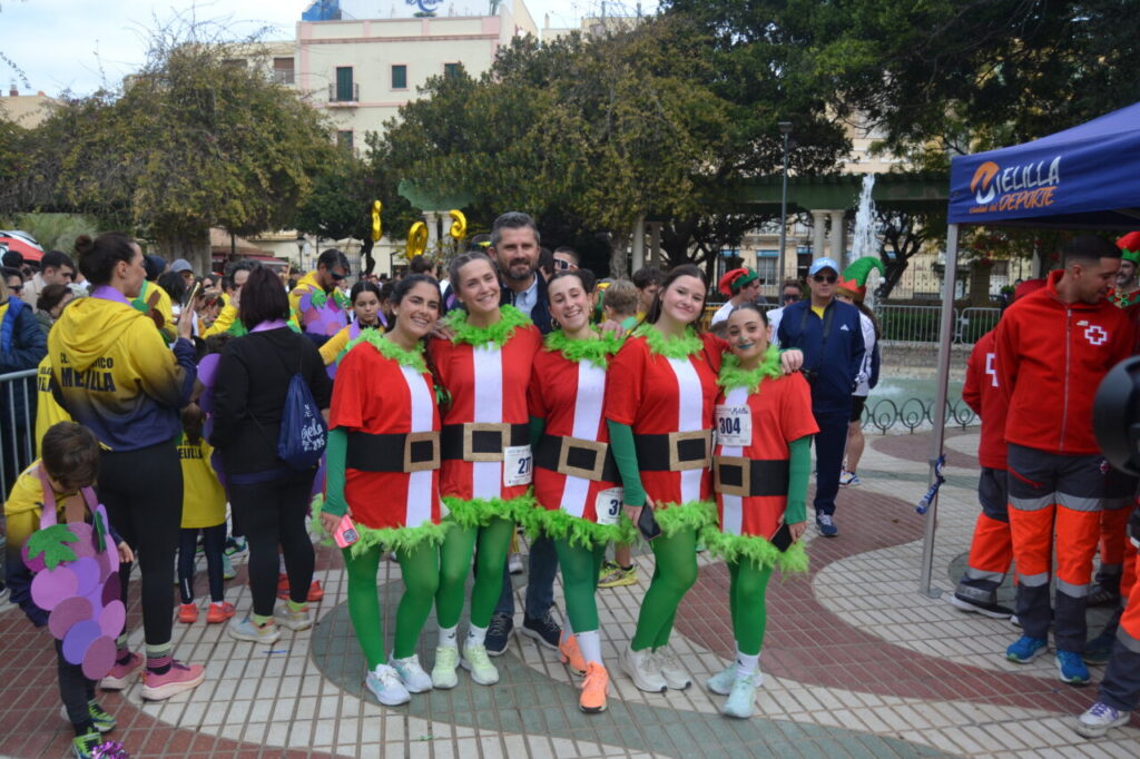 Grupo de participantes disfrazados en la carrera San Silvestre de Melilla