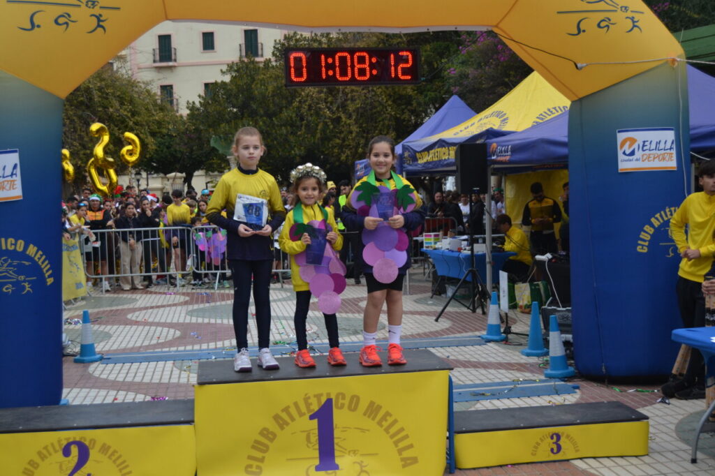 Tres niñas en el podio de premiación de la San Silvestre de Melilla