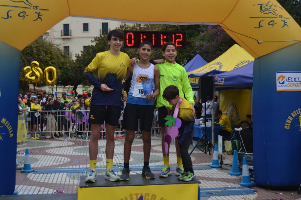 Atletas en el podio durante la San Silvestre de Melilla 2025