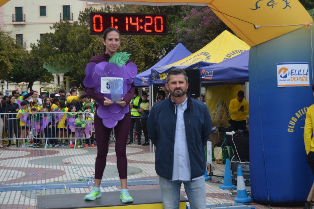 Ganadora de la San Silvestre de Melilla recibiendo un premio