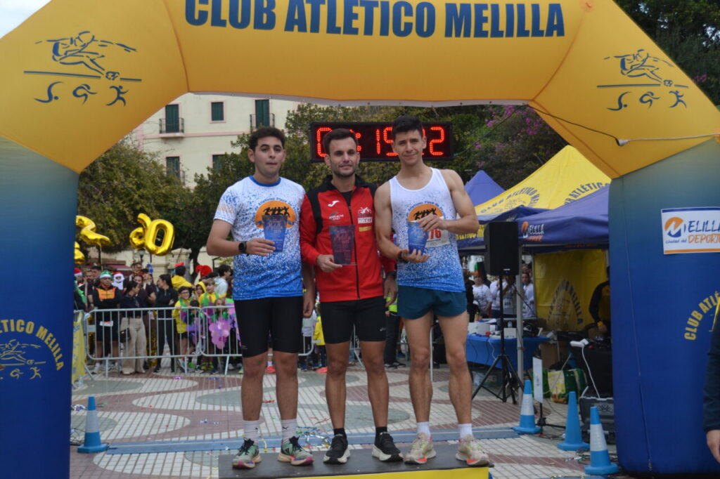 Tres corredores en el podio de la San Silvestre de Melilla 2025