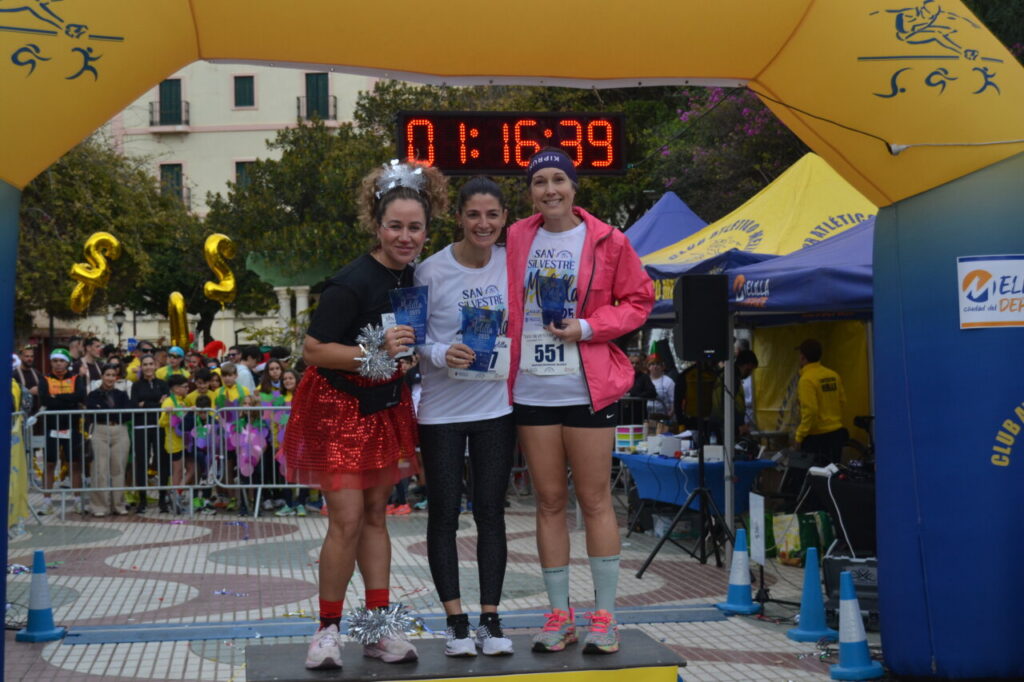 Tres mujeres en el podio de la carrera San Silvestre de Melilla