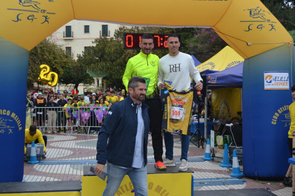 Premiación de la carrera San Silvestre en Melilla con atletas destacados