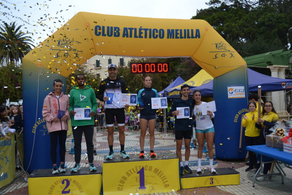Podio de ganadores de la San Silvestre de Melilla 2025 con confeti