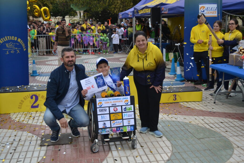 Premiación de la carrera San Silvestre en Melilla con participantes y trofeos.