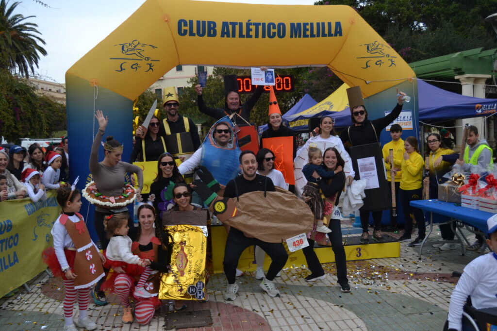 Participantes disfrazados en la carrera San Silvestre de Melilla