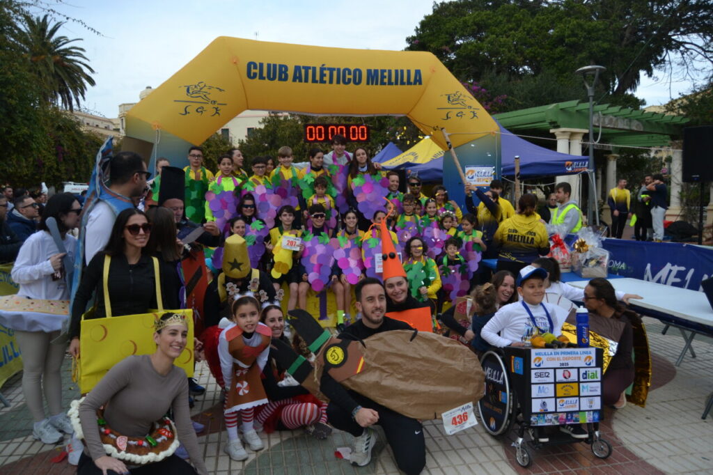 Participantes en la carrera San Silvestre de Melilla con disfraces coloridos