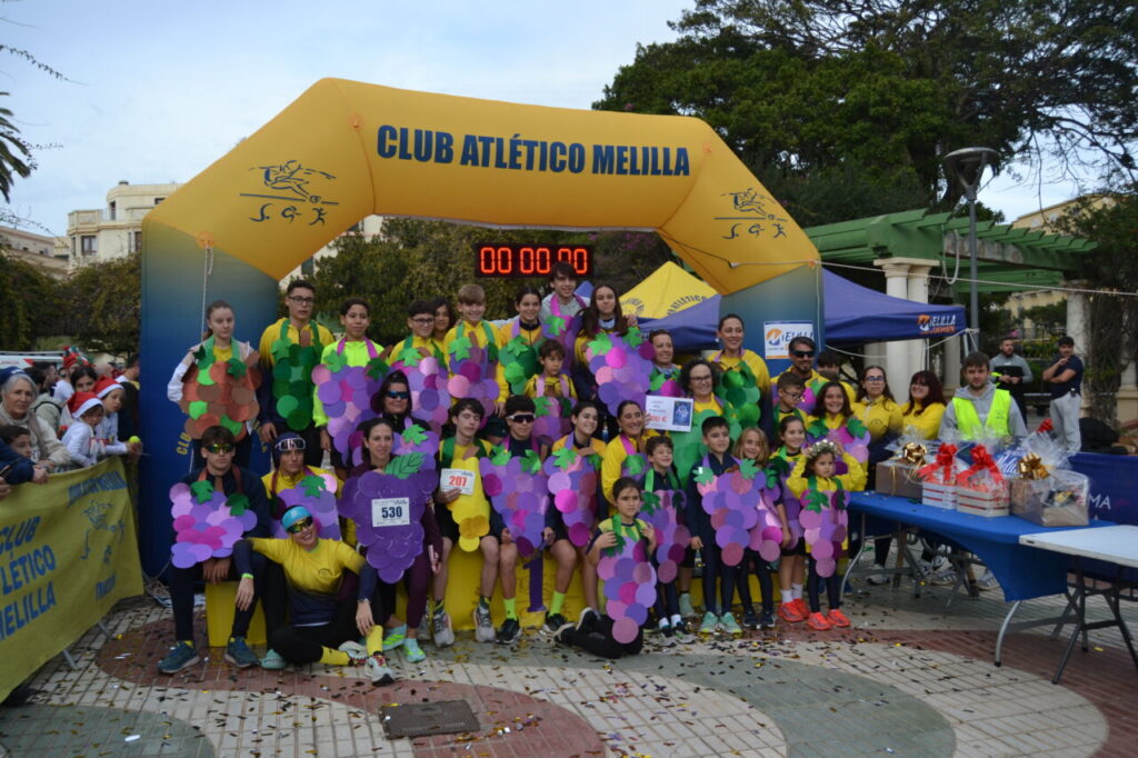 Participantes en la carrera San Silvestre de Melilla con disfraces coloridos