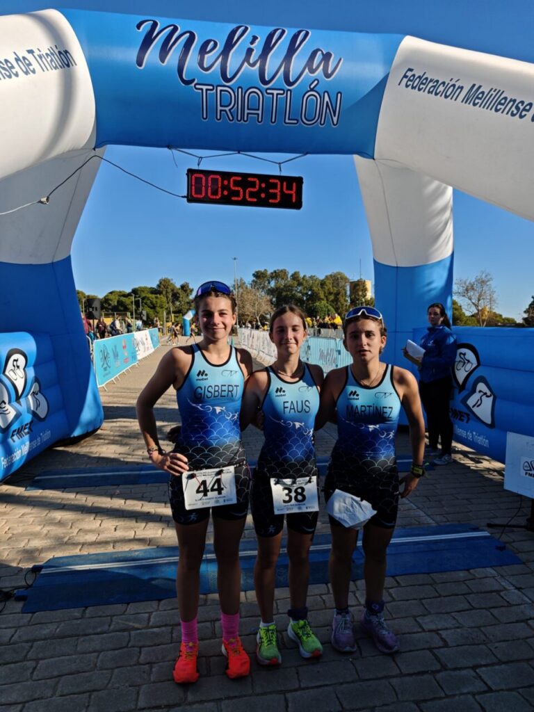 Tres atletas en la meta del Campeonato de Duatlón Cros en Melilla
