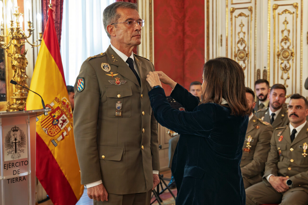 Entrega de condecoraciones a la UME por su labor en emergencias