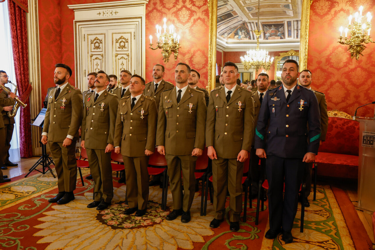 Ceremonia de entrega de condecoraciones a la UME por su labor heroica
