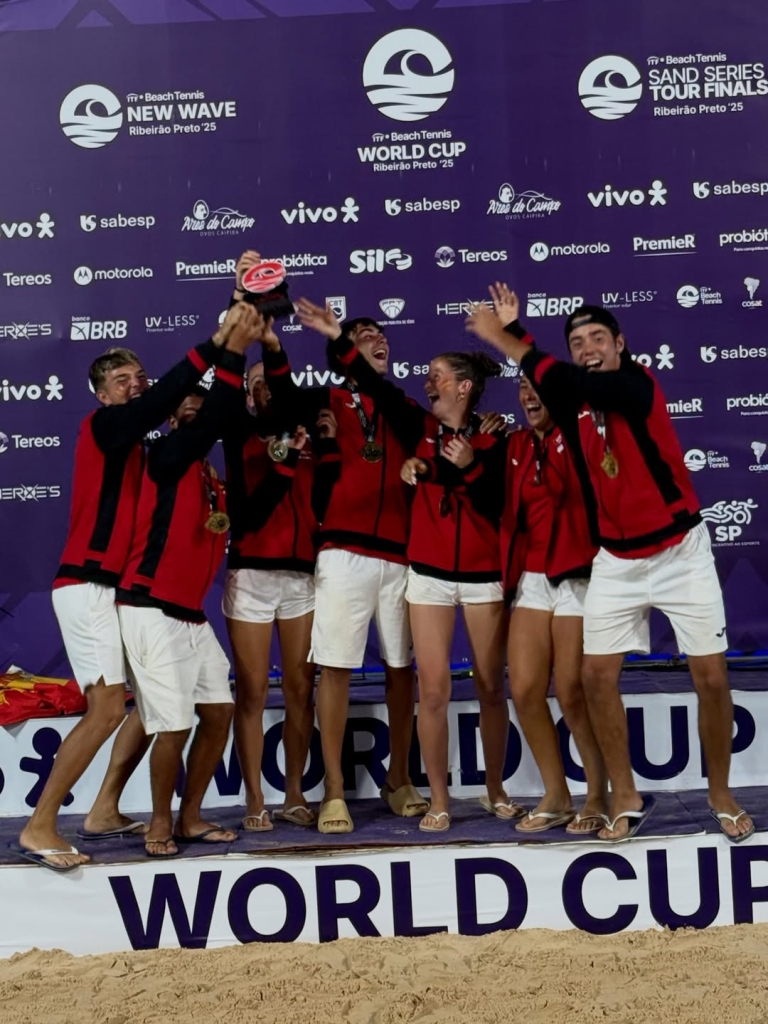 Equipo español celebra su victoria en el Mundial de tenis playa en Brasil