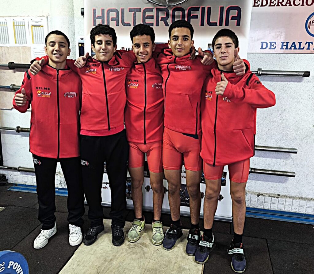 Grupo de jóvenes atletas del equipo sub 17 masculino de halterofilia
