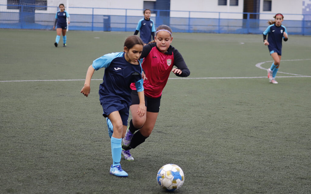 Jugadoras de fútbol alevín compitiendo en un partido en Melilla