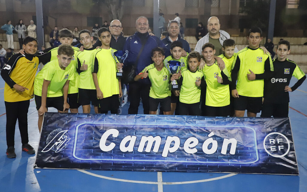 Jugadores del Gimnástico Melilla celebrando su victoria en la Copa Federación