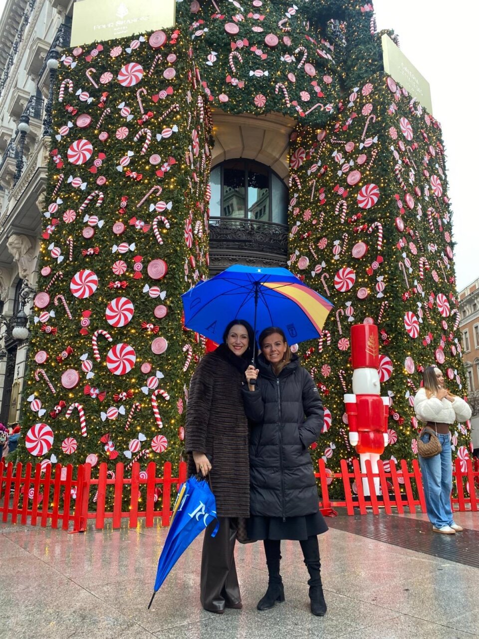 Dos mujeres posando frente a una decoración navideña en Madrid