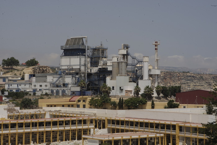 Vista de la planta incineradora en Melilla rodeada de edificios