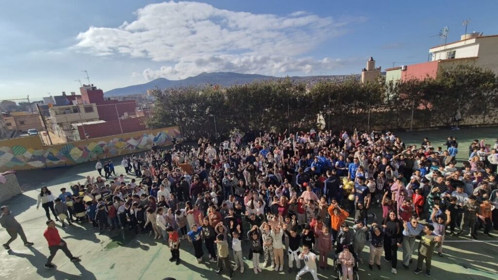 Presentación de equipos de voleibol en el CEIP Juan Caro Romero con estudiantes.