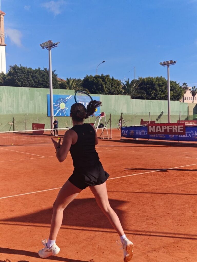 Jugadora de tenis en acción durante el torneo en Melilla