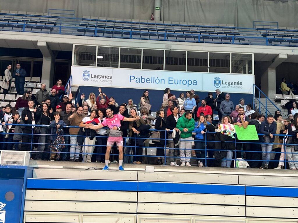 Celebración de aficionados en el Pabellón Europa tras la victoria del Club Voleibol Melilla.