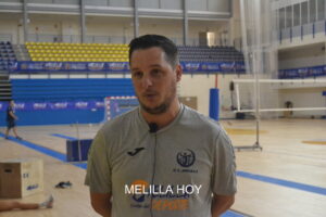 Alberto Rodríguez, entrenador del Club Voleibol Melilla, en un pabellón deportivo.