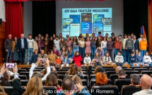 Grupo de triatletas y autoridades en la XIV Gala de Triatlón Melillense