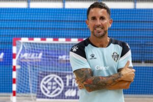 Gustavo Bravo, entrenador del Melilla Torreblanca C.F., sonriente en el pabellón