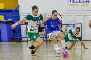 Jugadoras del Melilla Torreblanca y Alcorcón B compiten en un partido de fútbol sala