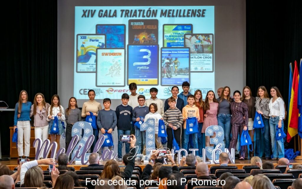 Grupo de triatletas premiados en la XIV Gala de Triatlón Melillense
