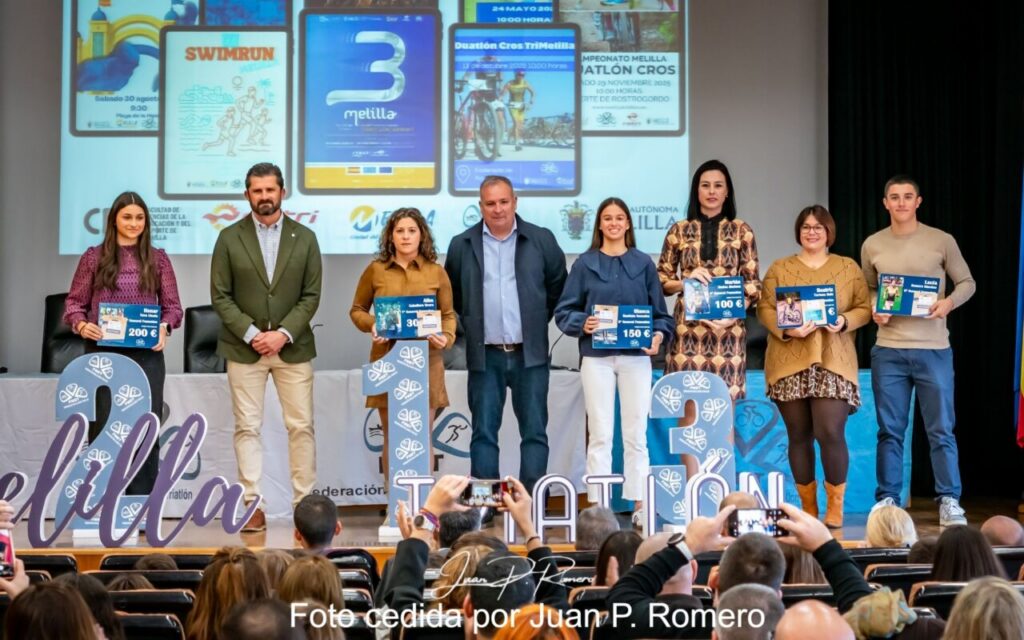 Premiación de campeones de triatlón en Melilla 2025