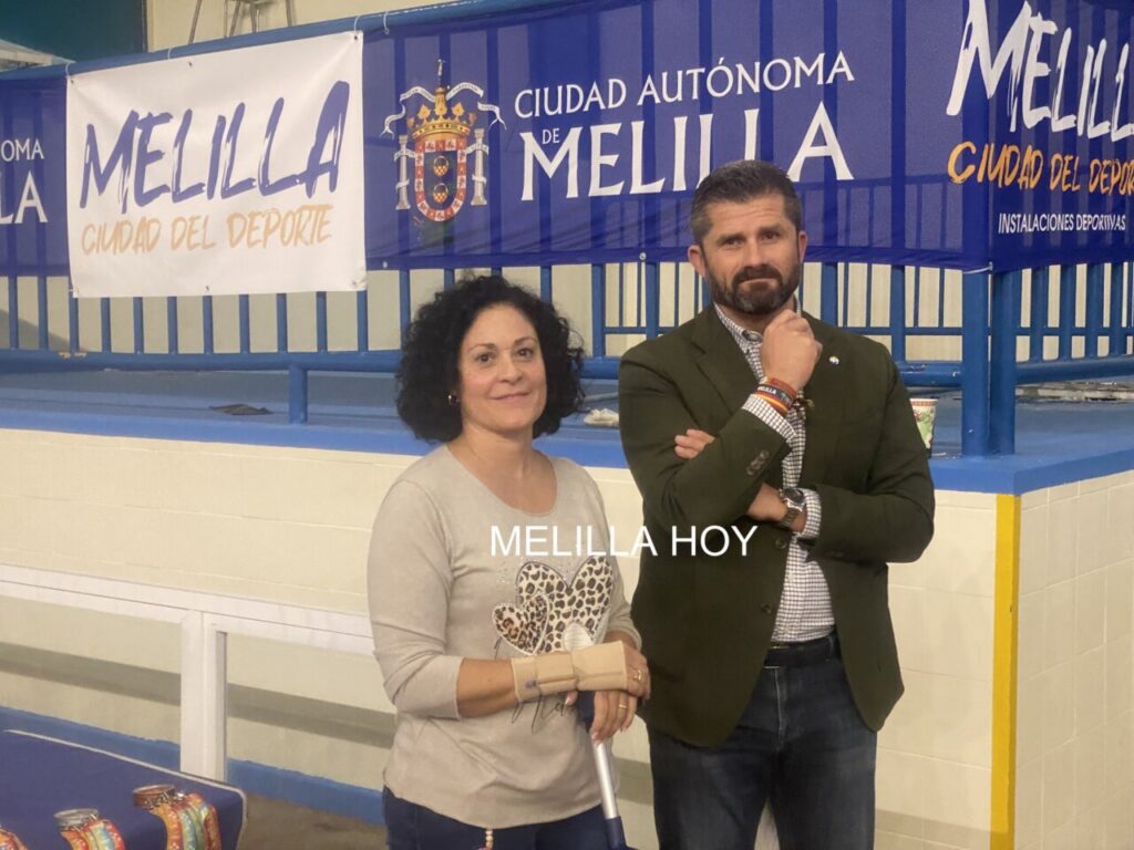 Sonia Urbaneja y un hombre en el Trofeo de Navidad de Natación en Melilla