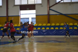 Jugadoras del Club Balonmano T-Maravilla Melilla en acción durante un partido